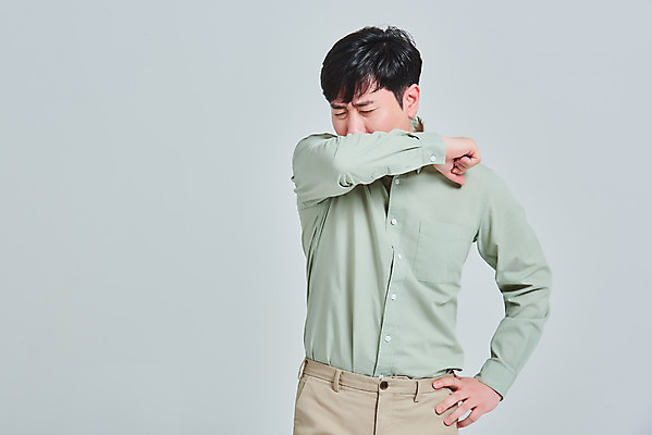 포토 JPG 스튜디오촬영 남자 회색배경 실내 한명 서기 상반신 성인 앞모습 30대 한국인 바이러스 예방 기침 재채기 증상 성인남자한명만 국내포토 1 뷰포인트 백그라운드 모션 사람 동양인 내부 장년 회색 남자한명만 성인남자만 파일형식