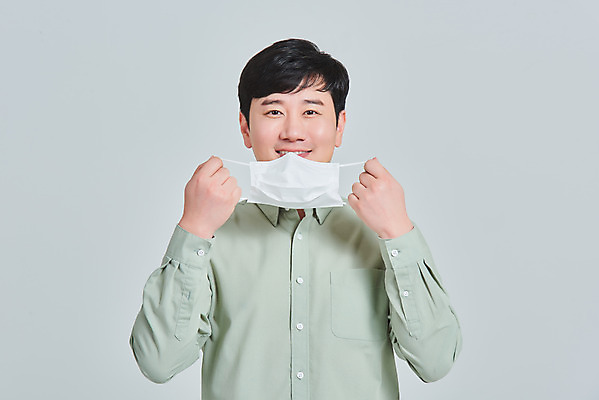 포토 JPG 스튜디오촬영 남자 회색배경 실내 마스크 한명 서기 상반신 성인 앞모습 30대 한국인 바이러스 예방 증상 성인남자한명만 코로나바이러스 노마스크 델타변이바이러스 국내포토 1 뷰포인트 백그라운드 모션 사람 동양인 내부 장년 회색 사회이슈 남자한명만 성인남자만 파일형식