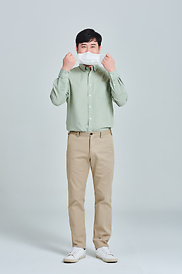 포토 JPG 스튜디오촬영 전신 남자 회색배경 실내 마스크 한명 서기 성인 앞모습 30대 한국인 바이러스 예방 증상 성인남자한명만 코로나바이러스 델타변이바이러스 국내포토 1 뷰포인트 백그라운드 모션 사람 동양인 내부 장년 회색 남자한명만 성인남자만 파일형식