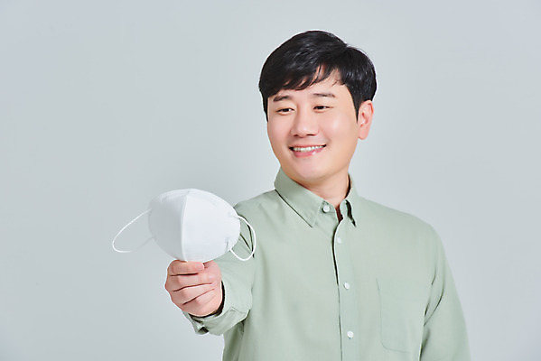 포토 JPG 스튜디오촬영 남자 회색배경 실내 마스크 한명 서기 상반신 성인 앞모습 30대 한국인 바이러스 예방 증상 성인남자한명만 코로나바이러스 노마스크 델타변이바이러스 국내포토 1 뷰포인트 백그라운드 모션 사람 동양인 내부 장년 회색 사회이슈 남자한명만 성인남자만 파일형식