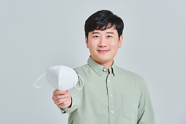 포토 JPG 스튜디오촬영 남자 회색배경 실내 마스크 한명 서기 상반신 성인 앞모습 30대 한국인 바이러스 예방 증상 성인남자한명만 코로나바이러스 노마스크 델타변이바이러스 국내포토 1 뷰포인트 백그라운드 모션 사람 동양인 내부 장년 회색 사회이슈 남자한명만 성인남자만 파일형식