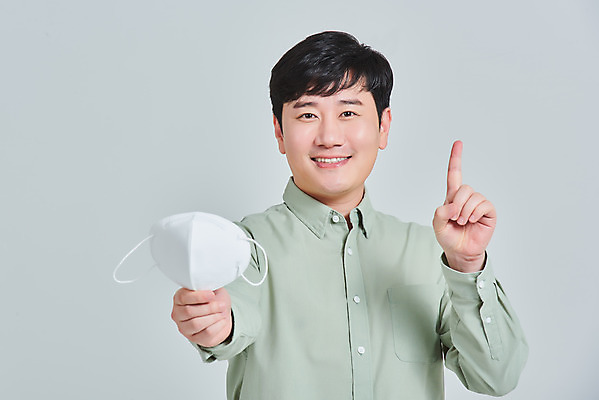 포토 JPG 스튜디오촬영 남자 회색배경 실내 마스크 한명 서기 상반신 성인 앞모습 30대 한국인 바이러스 예방 증상 성인남자한명만 코로나바이러스 노마스크 델타변이바이러스 국내포토 1 뷰포인트 백그라운드 모션 사람 동양인 내부 장년 회색 사회이슈 남자한명만 성인남자만 파일형식