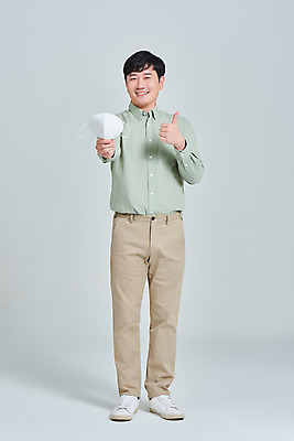 포토 JPG 스튜디오촬영 전신 남자 회색배경 실내 마스크 한명 서기 성인 앞모습 30대 한국인 엄지손가락 최고 바이러스 예방 증상 성인남자한명만 코로나바이러스 노마스크 델타변이바이러스 국내포토 1 뷰포인트 백그라운드 손가락 모션 사람 동양인 내부 장년 회색 사회이슈 남자한명만 성인남자만 파일형식