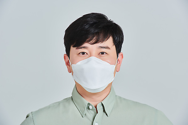 포토 JPG 스튜디오촬영 남자 얼굴 회색배경 실내 마스크 한명 서기 성인 앞모습 30대 한국인 바이러스 예방 증상 성인남자한명만 코로나바이러스 델타변이바이러스 국내포토 1 뷰포인트 백그라운드 모션 사람 동양인 내부 신체부위 장년 회색 남자한명만 성인남자만 파일형식