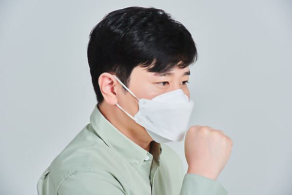 포토 JPG 스튜디오촬영 남자 얼굴 회색배경 실내 마스크 한명 서기 성인 옆모습 30대 한국인 바이러스 예방 기침 재채기 증상 성인남자한명만 코로나바이러스 델타변이바이러스 국내포토 1 뷰포인트 백그라운드 모션 사람 동양인 내부 신체부위 장년 회색 남자한명만 성인남자만 파일형식