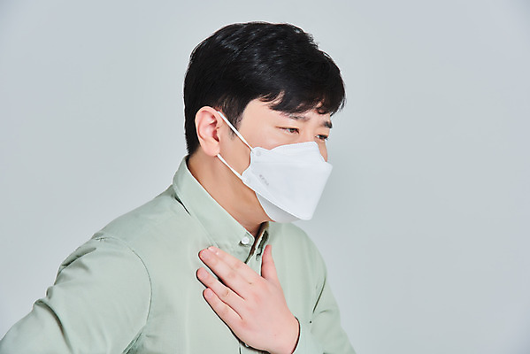 포토 JPG 스튜디오촬영 남자 얼굴 회색배경 실내 마스크 한명 서기 성인 옆모습 30대 한국인 바이러스 예방 기침 재채기 증상 성인남자한명만 코로나바이러스 델타변이바이러스 국내포토 1 뷰포인트 백그라운드 모션 사람 동양인 내부 신체부위 장년 회색 남자한명만 성인남자만 파일형식