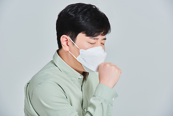 포토 JPG 스튜디오촬영 남자 얼굴 회색배경 실내 마스크 한명 서기 성인 옆모습 30대 한국인 바이러스 예방 기침 재채기 증상 성인남자한명만 코로나바이러스 델타변이바이러스 국내포토 1 뷰포인트 백그라운드 모션 사람 동양인 내부 신체부위 장년 회색 남자한명만 성인남자만 파일형식