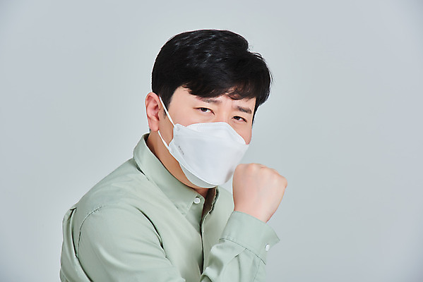 포토 JPG 스튜디오촬영 남자 얼굴 회색배경 실내 마스크 한명 서기 성인 옆모습 30대 한국인 바이러스 예방 기침 재채기 증상 성인남자한명만 코로나바이러스 델타변이바이러스 국내포토 1 뷰포인트 백그라운드 모션 사람 동양인 내부 신체부위 장년 회색 남자한명만 성인남자만 파일형식