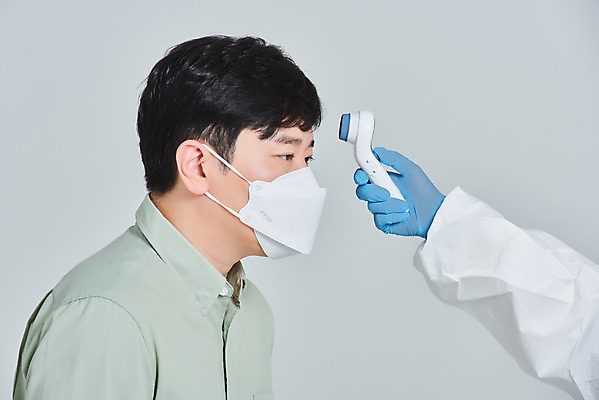 포토 JPG 스튜디오촬영 손 여자 남자 얼굴 40대 회색배경 실내 마스크 한명 서기 성인 옆모습 30대 한국인 바이러스 온도계 체온계 예방 체온 증상 성인남자한명만 코로나바이러스 비접촉체온계 델타변이바이러스 국내포토 1 뷰포인트 중년 백그라운드 모션 사람 동양인 내부 신체부위 장년 회색 남자한명만 성인남자만 파일형식