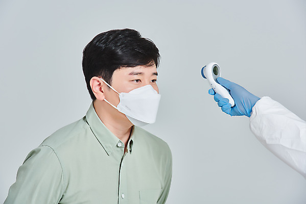 포토 JPG 스튜디오촬영 손 여자 남자 얼굴 40대 회색배경 실내 마스크 한명 서기 성인 옆모습 30대 한국인 바이러스 온도계 체온계 예방 체온 증상 성인남자한명만 코로나바이러스 비접촉체온계 델타변이바이러스 국내포토 1 뷰포인트 중년 백그라운드 모션 사람 동양인 내부 신체부위 장년 회색 남자한명만 성인남자만 파일형식