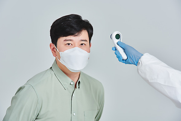 포토 JPG 스튜디오촬영 손 여자 남자 얼굴 40대 회색배경 실내 마스크 한명 서기 성인 옆모습 30대 한국인 바이러스 온도계 체온계 예방 체온 증상 성인남자한명만 코로나바이러스 비접촉체온계 델타변이바이러스 국내포토 1 뷰포인트 중년 백그라운드 모션 사람 동양인 내부 신체부위 장년 회색 남자한명만 성인남자만 파일형식