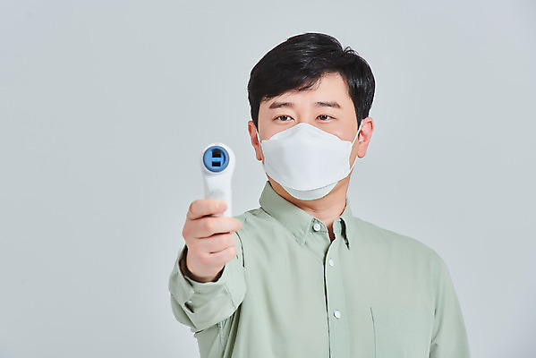 포토 JPG 스튜디오촬영 남자 회색배경 실내 마스크 한명 서기 상반신 성인 앞모습 30대 한국인 바이러스 온도계 체온계 예방 증상 성인남자한명만 코로나바이러스 비접촉체온계 델타변이바이러스 국내포토 1 뷰포인트 백그라운드 모션 사람 동양인 내부 장년 회색 남자한명만 성인남자만 파일형식