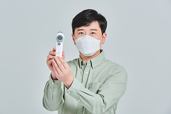 포토 JPG 스튜디오촬영 남자 회색배경 실내 마스크 한명 서기 상반신 성인 앞모습 30대 한국인 바이러스 온도계 체온계 예방 증상 성인남자한명만 코로나바이러스 비접촉체온계 델타변이바이러스 국내포토 1 뷰포인트 백그라운드 모션 사람 동양인 내부 장년 회색 남자한명만 성인남자만 파일형식
