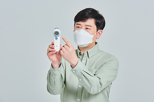 포토 JPG 스튜디오촬영 남자 회색배경 실내 마스크 한명 서기 상반신 성인 앞모습 30대 한국인 바이러스 온도계 체온계 예방 증상 성인남자한명만 코로나바이러스 비접촉체온계 델타변이바이러스 국내포토 1 뷰포인트 백그라운드 모션 사람 동양인 내부 장년 회색 남자한명만 성인남자만 파일형식