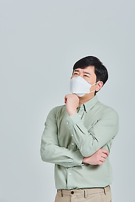 포토 JPG 스튜디오촬영 남자 회색배경 실내 마스크 한명 서기 상반신 성인 앞모습 30대 한국인 바이러스 고민 예방 증상 성인남자한명만 코로나바이러스 델타변이바이러스 국내포토 1 감정 뷰포인트 백그라운드 모션 사람 동양인 내부 장년 회색 남자한명만 성인남자만 파일형식