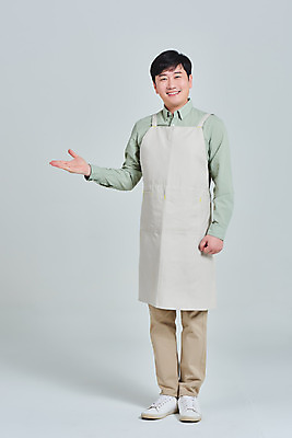 포토 JPG 스튜디오촬영 전신 남자 비즈니스 회색배경 실내 한명 서기 미소 손짓 성인 앞모습 30대 앞치마 카페 한국인 상인 서비스 자영업 장사 매출 성인남자한명만 소상공인 국내포토 직업 1 뷰포인트 백그라운드 모션 표정 사람 동양인 내부 장년 경제 상점 회색 상업 남자한명만 성인남자만 파일형식