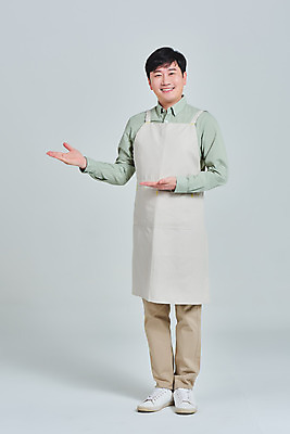포토 JPG 스튜디오촬영 전신 남자 비즈니스 회색배경 실내 한명 서기 성인 앞모습 30대 앞치마 카페 한국인 상인 서비스 자영업 장사 매출 성인남자한명만 소상공인 국내포토 직업 1 뷰포인트 백그라운드 모션 사람 동양인 내부 장년 경제 상점 회색 상업 남자한명만 성인남자만 파일형식
