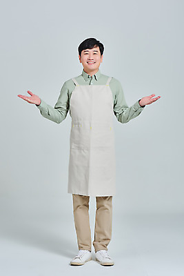 포토 JPG 스튜디오촬영 전신 남자 비즈니스 회색배경 실내 한명 서기 손짓 성인 앞모습 30대 앞치마 카페 한국인 상인 서비스 자영업 장사 매출 성인남자한명만 소상공인 국내포토 직업 1 뷰포인트 백그라운드 모션 사람 동양인 내부 장년 경제 상점 회색 상업 남자한명만 성인남자만 파일형식