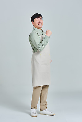 포토 JPG 스튜디오촬영 전신 남자 비즈니스 응원 회색배경 실내 한명 서기 미소 성인 옆모습 30대 파이팅 앞치마 카페 한국인 상인 서비스 자영업 장사 매출 성인남자한명만 소상공인 국내포토 직업 1 뷰포인트 백그라운드 모션 표정 사람 동양인 내부 장년 경제 상점 회색 상업 남자한명만 성인남자만 파일형식