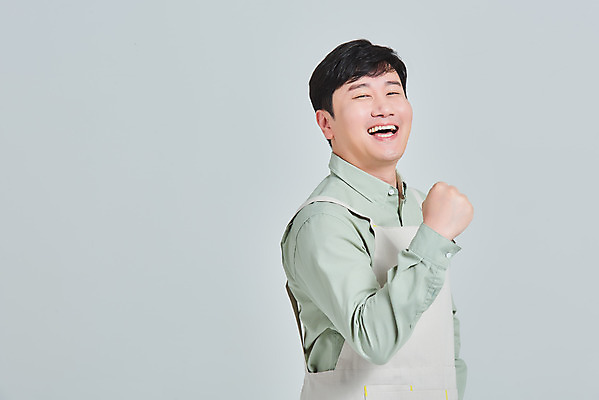 포토 JPG 스튜디오촬영 남자 비즈니스 회색배경 실내 한명 서기 상반신 성인 옆모습 30대 앞치마 카페 한국인 상인 서비스 자영업 장사 매출 성인남자한명만 소상공인 국내포토 직업 1 뷰포인트 백그라운드 모션 사람 동양인 내부 장년 경제 상점 회색 상업 남자한명만 성인남자만 파일형식