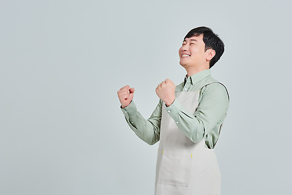 포토 JPG 스튜디오촬영 남자 비즈니스 회색배경 실내 한명 서기 상반신 성인 옆모습 30대 앞치마 카페 한국인 상인 서비스 자영업 장사 매출 성인남자한명만 소상공인 국내포토 직업 1 뷰포인트 백그라운드 모션 사람 동양인 내부 장년 경제 상점 회색 상업 남자한명만 성인남자만 파일형식