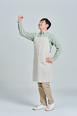 포토 JPG 스튜디오촬영 전신 남자 비즈니스 응원 회색배경 실내 한명 서기 미소 성인 옆모습 30대 파이팅 앞치마 카페 한국인 상인 서비스 자영업 장사 매출 성인남자한명만 소상공인 국내포토 직업 1 뷰포인트 백그라운드 모션 표정 사람 동양인 내부 장년 경제 상점 회색 상업 남자한명만 성인남자만 파일형식