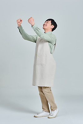 포토 JPG 스튜디오촬영 전신 남자 비즈니스 응원 회색배경 실내 한명 서기 미소 성인 옆모습 30대 파이팅 앞치마 카페 한국인 상인 서비스 자영업 장사 매출 성인남자한명만 소상공인 국내포토 직업 1 뷰포인트 백그라운드 모션 표정 사람 동양인 내부 장년 경제 상점 회색 상업 남자한명만 성인남자만 파일형식