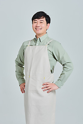 포토 JPG 스튜디오촬영 남자 비즈니스 회색배경 실내 한명 서기 상반신 성인 옆모습 30대 앞치마 카페 한국인 상인 서비스 자영업 장사 매출 성인남자한명만 소상공인 국내포토 직업 1 뷰포인트 백그라운드 모션 사람 동양인 내부 장년 경제 상점 회색 상업 남자한명만 성인남자만 파일형식