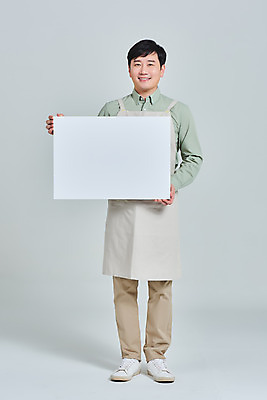 포토 JPG 스튜디오촬영 전신 배너 남자 비즈니스 회색배경 실내 한명 서기 들기 성인 앞모습 30대 앞치마 카페 한국인 상인 서비스 자영업 장사 매출 성인남자한명만 소상공인 국내포토 직업 1 뷰포인트 백그라운드 모션 사람 동양인 내부 장년 경제 상점 회색 상업 남자한명만 성인남자만 파일형식