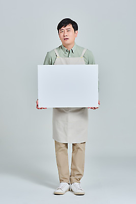 포토 JPG 스튜디오촬영 전신 배너 남자 비즈니스 회색배경 실내 한명 서기 들기 성인 앞모습 30대 앞치마 카페 한국인 상인 서비스 자영업 장사 매출 성인남자한명만 소상공인 국내포토 직업 1 뷰포인트 백그라운드 모션 사람 동양인 내부 장년 경제 상점 회색 상업 남자한명만 성인남자만 파일형식