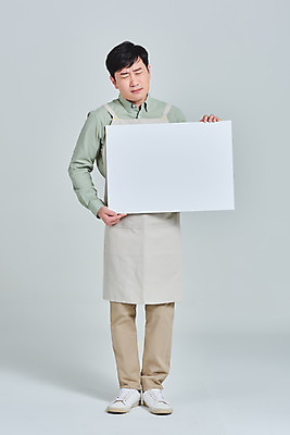 포토 JPG 스튜디오촬영 전신 배너 남자 비즈니스 회색배경 실내 한명 서기 들기 성인 앞모습 30대 앞치마 카페 한국인 상인 서비스 자영업 장사 매출 성인남자한명만 소상공인 국내포토 직업 1 뷰포인트 백그라운드 모션 사람 동양인 내부 장년 경제 상점 회색 상업 남자한명만 성인남자만 파일형식