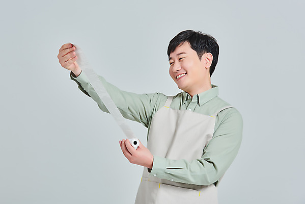 포토 JPG 스튜디오촬영 남자 비즈니스 회색배경 실내 한명 서기 상반신 성인 옆모습 30대 앞치마 카페 한국인 상인 서비스 자영업 장사 영수증 매출 성인남자한명만 소상공인 국내포토 직업 1 뷰포인트 백그라운드 모션 사람 동양인 내부 장년 금융 경제 상점 회색 상업 남자한명만 성인남자만 파일형식