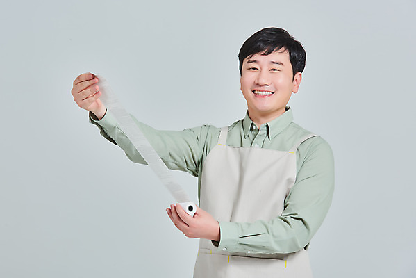 포토 JPG 스튜디오촬영 남자 비즈니스 회색배경 실내 한명 서기 상반신 성인 옆모습 30대 앞치마 카페 한국인 상인 서비스 자영업 장사 영수증 매출 성인남자한명만 소상공인 국내포토 직업 1 뷰포인트 백그라운드 모션 사람 동양인 내부 장년 금융 경제 상점 회색 상업 남자한명만 성인남자만 파일형식