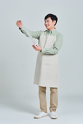 포토 JPG 스튜디오촬영 전신 남자 비즈니스 회색배경 실내 한명 서기 미소 들기 성인 옆모습 30대 앞치마 카페 한국인 상인 서비스 자영업 장사 영수증 매출 성인남자한명만 소상공인 국내포토 직업 1 뷰포인트 백그라운드 모션 표정 사람 동양인 내부 장년 금융 경제 상점 회색 상업 남자한명만 성인남자만 파일형식