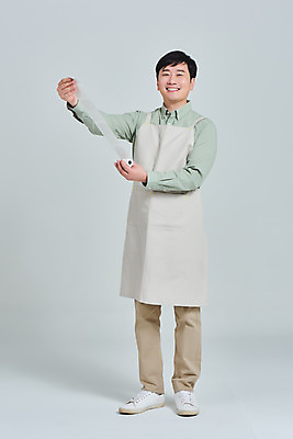 포토 JPG 스튜디오촬영 전신 남자 비즈니스 회색배경 실내 한명 서기 미소 들기 성인 옆모습 30대 앞치마 카페 한국인 상인 서비스 자영업 장사 영수증 매출 성인남자한명만 소상공인 국내포토 직업 1 뷰포인트 백그라운드 모션 표정 사람 동양인 내부 장년 금융 경제 상점 회색 상업 남자한명만 성인남자만 파일형식