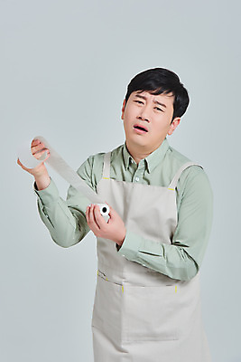 포토 JPG 스튜디오촬영 남자 비즈니스 회색배경 실내 한명 서기 상반신 성인 옆모습 30대 앞치마 카페 한국인 상인 서비스 자영업 장사 영수증 매출 성인남자한명만 소상공인 국내포토 직업 1 뷰포인트 백그라운드 모션 사람 동양인 내부 장년 금융 경제 상점 회색 상업 남자한명만 성인남자만 파일형식