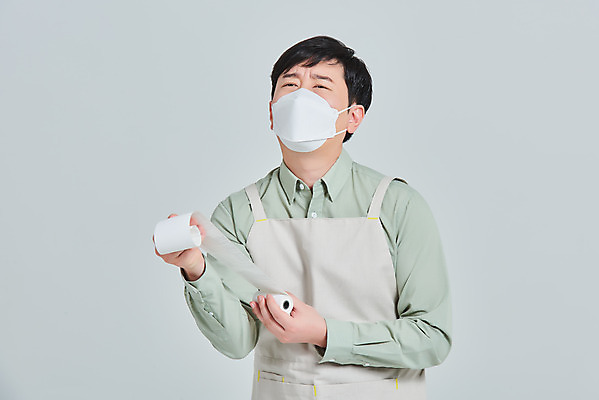 포토 JPG 스튜디오촬영 남자 비즈니스 회색배경 실내 마스크 한명 서기 상반신 성인 앞모습 30대 앞치마 카페 한국인 상인 서비스 자영업 장사 영수증 매출 성인남자한명만 소상공인 코로나바이러스 델타변이바이러스 국내포토 직업 1 뷰포인트 백그라운드 모션 사람 동양인 내부 장년 금융 경제 상점 회색 바이러스 상업 남자한명만 성인남자만 파일형식