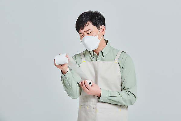 포토 JPG 스튜디오촬영 남자 비즈니스 회색배경 실내 마스크 한명 서기 상반신 성인 앞모습 30대 앞치마 카페 한국인 상인 서비스 자영업 장사 영수증 매출 성인남자한명만 소상공인 코로나바이러스 델타변이바이러스 국내포토 직업 1 뷰포인트 백그라운드 모션 사람 동양인 내부 장년 금융 경제 상점 회색 바이러스 상업 남자한명만 성인남자만 파일형식