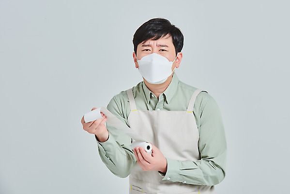 포토 JPG 스튜디오촬영 남자 비즈니스 회색배경 실내 마스크 한명 서기 상반신 성인 앞모습 30대 앞치마 카페 한국인 상인 서비스 자영업 장사 영수증 매출 성인남자한명만 소상공인 코로나바이러스 델타변이바이러스 국내포토 직업 1 뷰포인트 백그라운드 모션 사람 동양인 내부 장년 금융 경제 상점 회색 바이러스 상업 남자한명만 성인남자만 파일형식