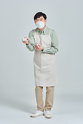 포토 JPG 스튜디오촬영 전신 남자 비즈니스 회색배경 실내 마스크 한명 서기 성인 앞모습 30대 앞치마 카페 한국인 상인 서비스 자영업 장사 영수증 매출 성인남자한명만 소상공인 코로나바이러스 델타변이바이러스 국내포토 직업 1 뷰포인트 백그라운드 모션 사람 동양인 내부 장년 금융 경제 상점 회색 바이러스 상업 남자한명만 성인남자만 파일형식