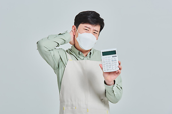 포토 JPG 스튜디오촬영 남자 비즈니스 회색배경 실내 마스크 한명 서기 상반신 성인 앞모습 30대 앞치마 카페 한국인 계산기 상인 서비스 자영업 장사 매출 성인남자한명만 소상공인 코로나바이러스 델타변이바이러스 국내포토 직업 1 뷰포인트 백그라운드 모션 문구용품 사람 동양인 내부 장년 경제 상점 장비 회색 바이러스 상업 남자한명만 성인남자만 파일형식
