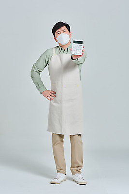 포토 JPG 스튜디오촬영 전신 남자 비즈니스 회색배경 실내 마스크 한명 서기 성인 앞모습 30대 앞치마 카페 한국인 계산기 상인 서비스 자영업 장사 매출 성인남자한명만 소상공인 코로나바이러스 델타변이바이러스 국내포토 직업 1 뷰포인트 백그라운드 모션 문구용품 사람 동양인 내부 장년 경제 상점 장비 회색 바이러스 상업 남자한명만 성인남자만 파일형식