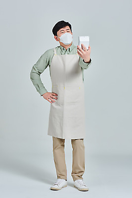 포토 JPG 스튜디오촬영 전신 남자 비즈니스 회색배경 실내 마스크 한명 서기 성인 앞모습 30대 앞치마 카페 한국인 계산기 상인 서비스 자영업 장사 매출 성인남자한명만 소상공인 코로나바이러스 델타변이바이러스 국내포토 직업 1 뷰포인트 백그라운드 모션 문구용품 사람 동양인 내부 장년 경제 상점 장비 회색 바이러스 상업 남자한명만 성인남자만 파일형식