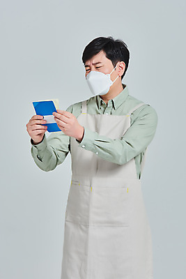 포토 JPG 스튜디오촬영 남자 비즈니스 회색배경 실내 마스크 한명 서기 들기 상반신 성인 옆모습 30대 앞치마 카페 한국인 상인 서비스 통장 자영업 장사 매출 성인남자한명만 소상공인 코로나바이러스 델타변이바이러스 국내포토 직업 1 뷰포인트 백그라운드 모션 사람 동양인 내부 장년 금융 경제 상점 회색 바이러스 상업 남자한명만 성인남자만 파일형식