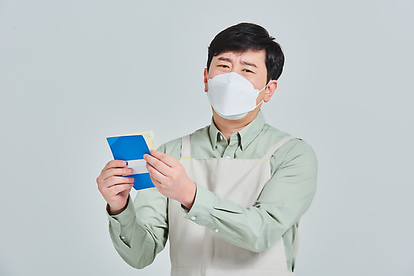 포토 JPG 스튜디오촬영 남자 비즈니스 회색배경 실내 마스크 한명 서기 들기 상반신 성인 옆모습 30대 앞치마 카페 한국인 상인 서비스 통장 자영업 장사 매출 성인남자한명만 소상공인 코로나바이러스 델타변이바이러스 국내포토 직업 1 뷰포인트 백그라운드 모션 사람 동양인 내부 장년 금융 경제 상점 회색 바이러스 상업 남자한명만 성인남자만 파일형식