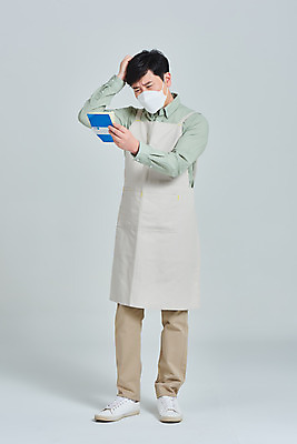 포토 JPG 스튜디오촬영 전신 남자 비즈니스 회색배경 실내 마스크 한명 서기 들기 성인 앞모습 30대 앞치마 카페 한국인 상인 서비스 고민 통장 자영업 장사 매출 성인남자한명만 소상공인 코로나바이러스 델타변이바이러스 국내포토 직업 1 감정 뷰포인트 백그라운드 모션 사람 동양인 내부 장년 금융 경제 상점 회색 바이러스 상업 남자한명만 성인남자만 파일형식