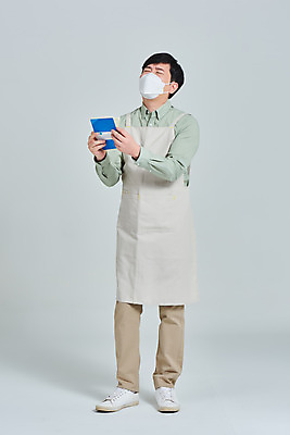 포토 JPG 스튜디오촬영 전신 남자 비즈니스 회색배경 실내 마스크 한명 서기 들기 성인 앞모습 30대 앞치마 카페 한국인 상인 서비스 고민 통장 자영업 장사 매출 성인남자한명만 소상공인 코로나바이러스 델타변이바이러스 국내포토 직업 1 감정 뷰포인트 백그라운드 모션 사람 동양인 내부 장년 금융 경제 상점 회색 바이러스 상업 남자한명만 성인남자만 파일형식