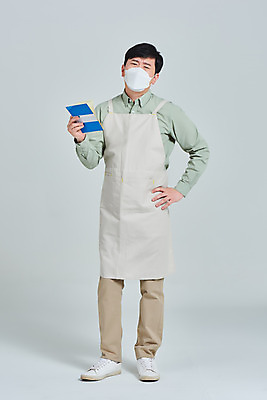 포토 JPG 스튜디오촬영 전신 남자 비즈니스 회색배경 실내 마스크 한명 서기 들기 성인 앞모습 30대 앞치마 카페 한국인 상인 서비스 고민 통장 자영업 장사 매출 성인남자한명만 소상공인 코로나바이러스 델타변이바이러스 국내포토 직업 1 감정 뷰포인트 백그라운드 모션 사람 동양인 내부 장년 금융 경제 상점 회색 바이러스 상업 남자한명만 성인남자만 파일형식