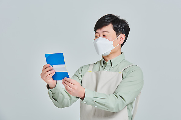 포토 JPG 스튜디오촬영 남자 비즈니스 회색배경 실내 마스크 한명 서기 들기 상반신 성인 앞모습 30대 앞치마 카페 한국인 상인 서비스 통장 자영업 장사 매출 성인남자한명만 소상공인 코로나바이러스 델타변이바이러스 국내포토 직업 1 뷰포인트 백그라운드 모션 사람 동양인 내부 장년 금융 경제 상점 회색 바이러스 상업 남자한명만 성인남자만 파일형식