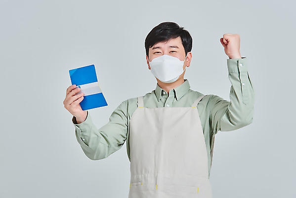 포토 JPG 스튜디오촬영 남자 비즈니스 회색배경 실내 마스크 한명 서기 들기 상반신 성인 앞모습 30대 앞치마 카페 한국인 상인 서비스 통장 자영업 장사 매출 성인남자한명만 소상공인 코로나바이러스 델타변이바이러스 국내포토 직업 1 뷰포인트 백그라운드 모션 사람 동양인 내부 장년 금융 경제 상점 회색 바이러스 상업 남자한명만 성인남자만 파일형식